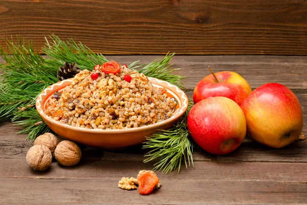 Vase tradiționale slave trata în Ajunul Crăciunului pe masă de lemn maro. Ramuri de pin, mere, nuci . — Fotografie, imagine de stoc