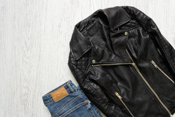 Moda kavramı. Siyah deri ceket ve kot pantolon