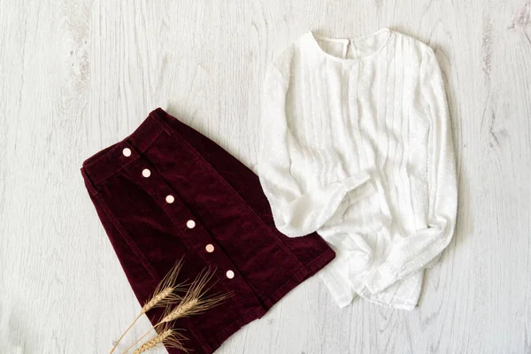 Vinröd mocka kjol och vit blus. Fashionabla koncept. — Stockfoto