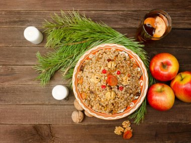 Geleneksel Slav fincan tedavi Noel arifesinde. Çam branche