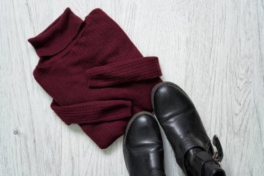 Bordeaux balıkçı yaka ve siyah ayakkabılar. Moda kavramı