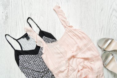 Siyah ve beyaz ve soluk pembe bluz, gümüş Ayakkabı