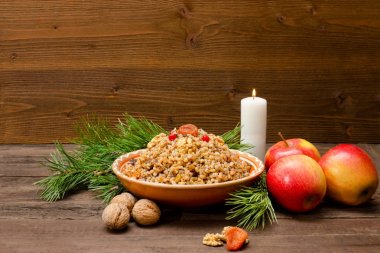 Geleneksel Slav tabak kahverengi ahşap tahta üzerinde Noel arifesinde tedavi
