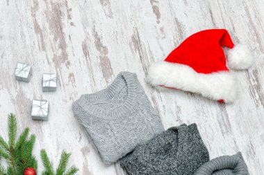 Üç kazak ve Noel Baba'nın şapka ahşap arka plan üzerinde gri