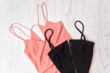 Siyah ve pembe beyaz kürk üstüne. Moda kavramı