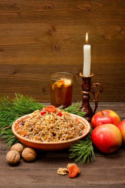 Geleneksel Slav fincan tedavi Noel arifesinde. Çamın dalları