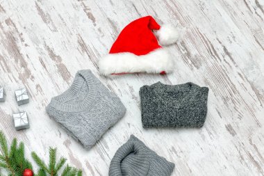 Üç kazak ve Noel Baba'nın şapka ahşap arka plan üzerinde gri