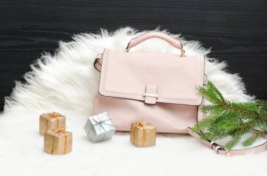 Pembe çanta, hediye kutuları ve beyaz kürk çam dalı