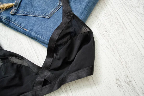 黑色胸罩和蓝色牛仔裤时尚理念 — 图库照片