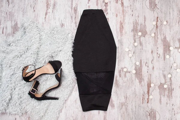 Falda negra y zapatos sobre fondo de madera. Conjunto de moda —  Fotos de Stock