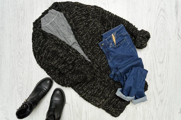 Conceito elegante. Casaco preto, sapatos e calças de ganga azuis — Fotografia de Stock