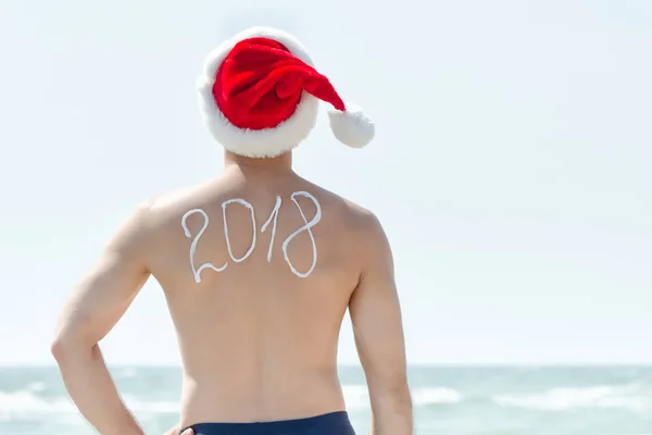 O homem do chapéu do Pai Natal está à beira-mar. Inscrição 2018 — Fotografia de Stock