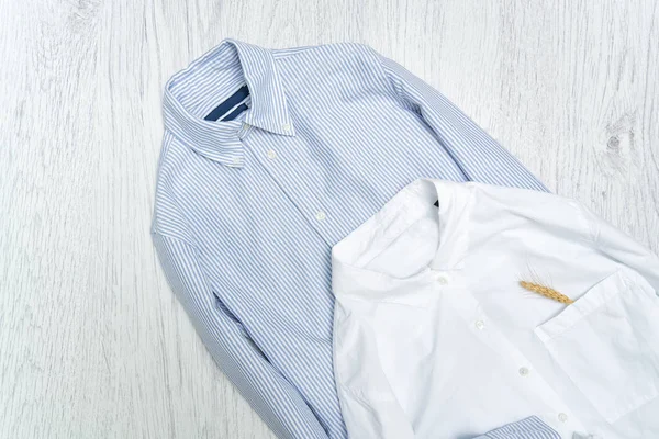 Белая и синяя полосатая рубашка, коллаж. Модная концепция . — стоковое фото
