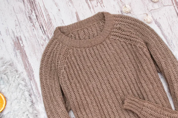 Brązowy sweter na tle drewnianych. Koncepcja modne — Zdjęcie stockowe