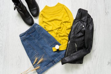 Sarı kazak, izle, siyah ceket ve kot etek