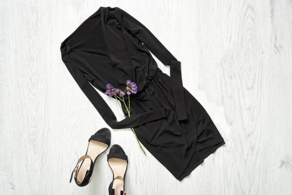 Vestido preto pequeno com manga, flores e sapatos pretos — Fotografia de Stock