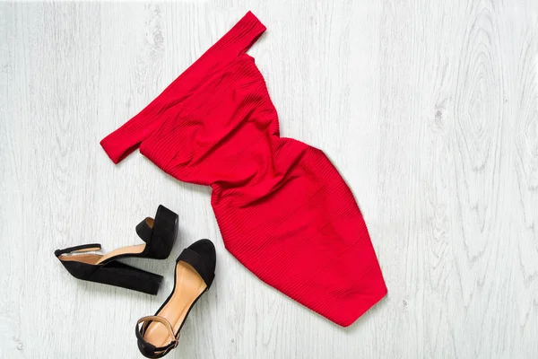 빨간 드레스와 검은 신발 세련 된 개념 — 스톡 사진