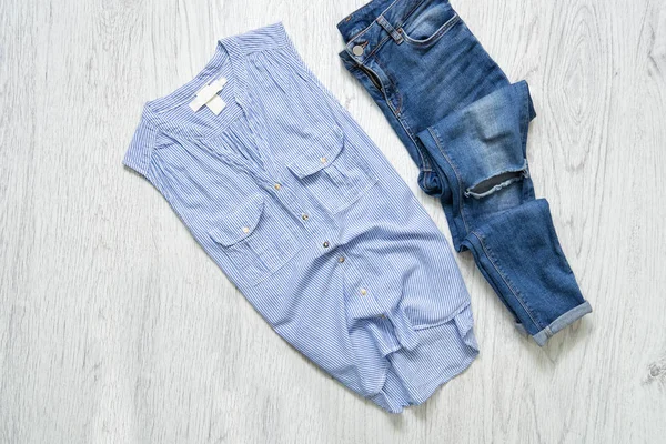 Camisa azul e jeans rasgados. Conceito na moda — Fotografia de Stock