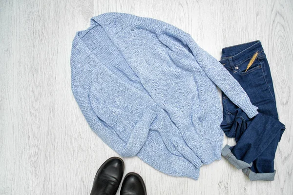 时尚的概念。蓝色羊毛衫, 鞋子和蓝色牛仔裤 — 图库照片