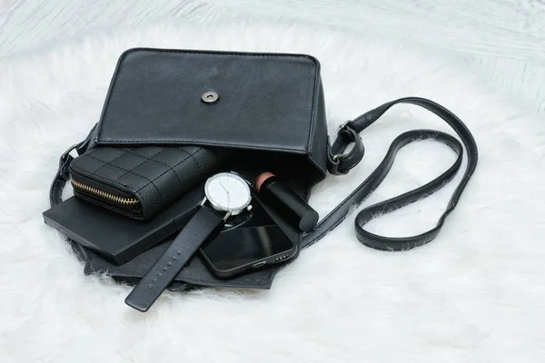 Bolsa negra abierta con cosas caídas, portátil, teléfono móvil —  Fotos de Stock
