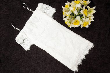 Beyaz dantel elbise ve Nergis buket. Siyah arka plan