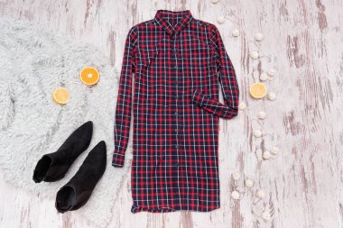 Kareli gömlek ve ahşap arka plan üzerinde siyah ayakkabı