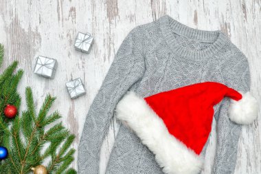 Noel Baba'nın bir gri kazak şapkasını. Süslü çam dalı.