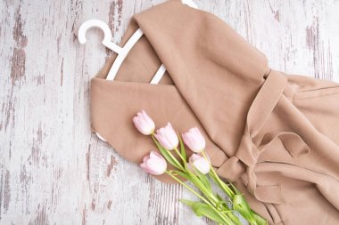 Bir kemer, Pembe Laleler, beyaz trempel ile bej bir palto