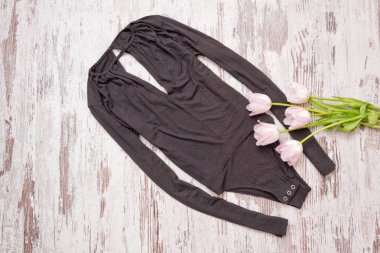 Ahşap arka plan üzerinde siyah gövde, Pembe Laleler