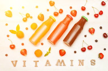 Üç şişe suyu, meyve ve yazıt vitaminler ile