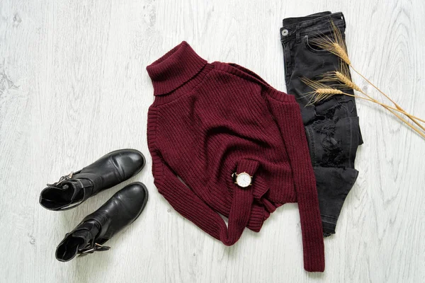 波尔多高领毛衣, 黑色靴子, 手表和撕破的牛仔裤 — 图库照片