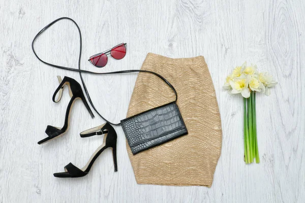 黄金のスカート、靴、メガネ、水仙の花束 — ストック写真