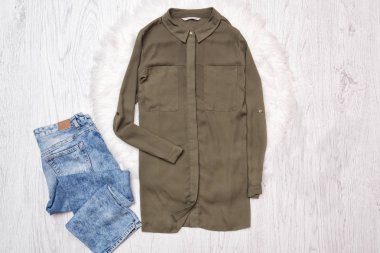 Haki tişört ve kot ahşap arka plan üzerinde. Moda kavramı