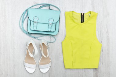 Kireç yeşili bluz, beyaz spor ayakkabı ve çanta. Moda kavramı