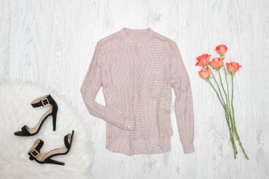 Bej gömlek, Ayakkabı ve turuncu gül. Moda kavramı