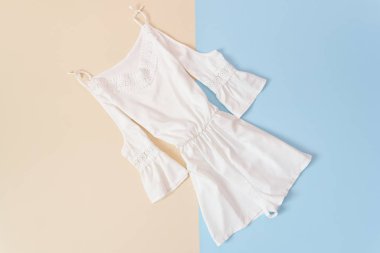 Kadın yaz gardırop. Beyaz dantel ve kolları ile genel