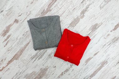 Ahşap arka plan üzerinde iki kazak. Moda kavramı