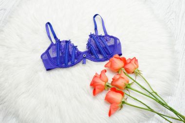 Kürk ve turuncu Gül menekşe dantel büstiyer. Moda kavramı.