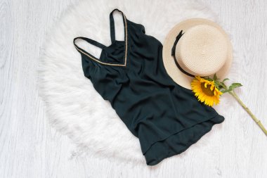 Siyah t-shirt. Şapka ve ayçiçeği beyaz kürk üzerinde. Moda kavramı