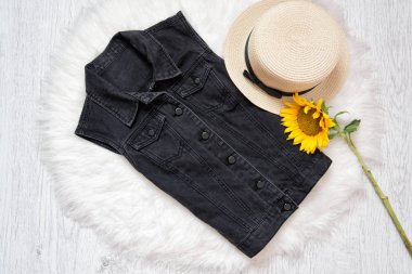 Siyah kot yelek. Şapka ve ayçiçeği üzerinde beyaz kürk