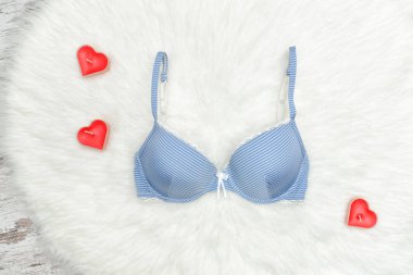 Mavi çizgili sütyen beyaz kürk ve kırmızı mumlar