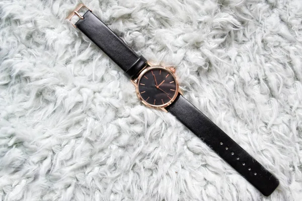 Montre bracelet noir sur fourrure grise. Concept tendance — Photo