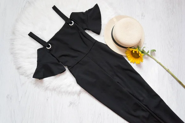 블랙 화이트 모피, 모자와 해바라기에 드레스. 세련 된 개념 — 스톡 사진