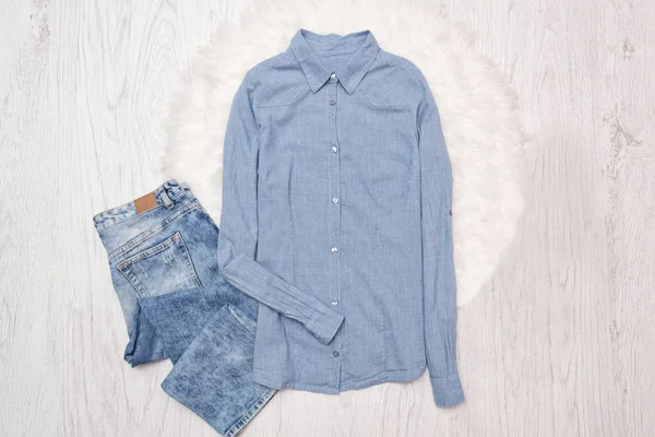Camisa azul y jeans sobre fondo de madera. Concepto de moda —  Fotos de Stock
