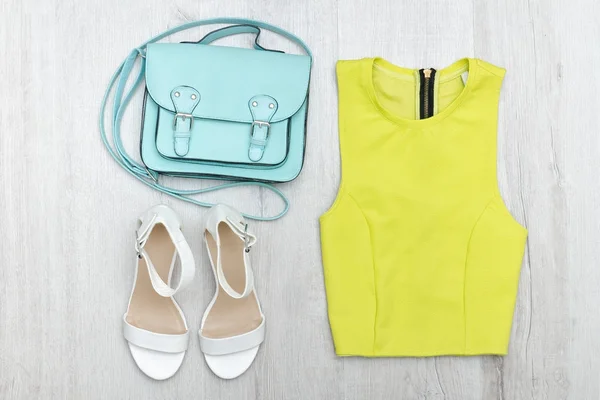 Blusa verde limão, tênis branco e bolsa. Conceito na moda — Fotografia de Stock