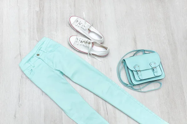 Мятные джинсы и кроссовки, сумочка. Модная концепция — стоковое фото
