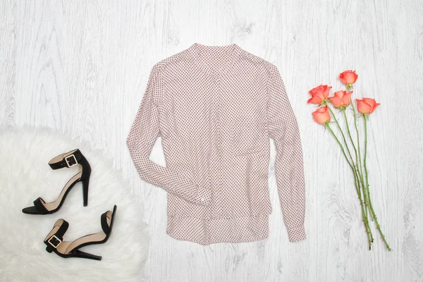 Blusa beige, zapatos y naranja de rosas. Concepto de moda —  Fotos de Stock