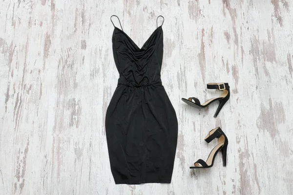 黑色的小礼服和鞋子。木制背景, 时尚概念 — 图库照片