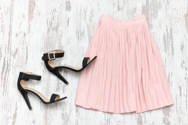 Rózsaszín szoknya és fekete cipő. Divatos fogalom — Stock Fotó