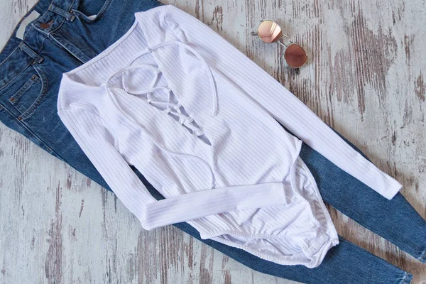 Vrouwelijke garderobe. Wit lichaam met stropdas, blue jeans en zonnebril. — Stockfoto